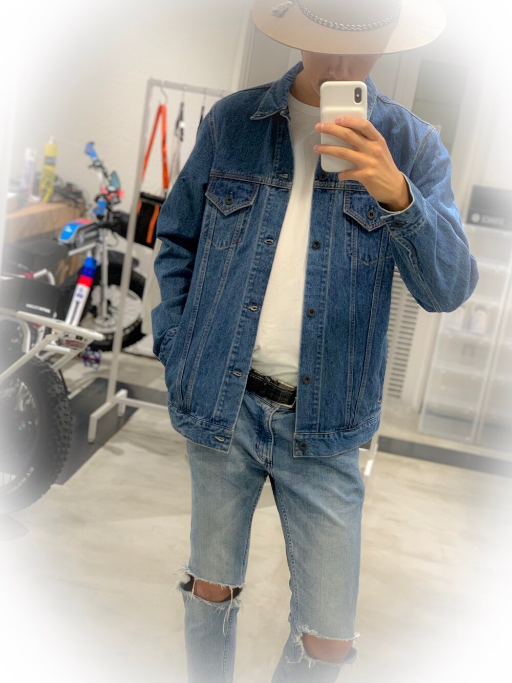 「シンプルコーデ、デニムジャケット、デニムスタイル、デニムオンデニム、street、MAKAVELIC、コーディネート、ootd、outfit、スタイル」｜「MAKAVELICのLAZER DENIM TRUCKER JKT 3rd（デニムジャケット、ブルー系）」を使った、MAKAVELICさん（メンズ・188cm）の夏コーディネートの1枚目の写真