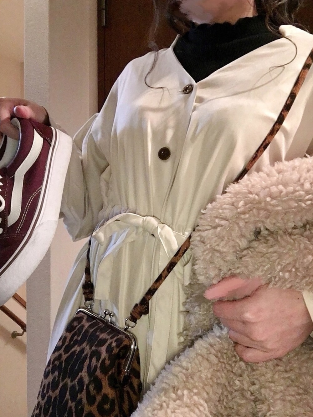「もこもこ、大人ガーリー、wcloset、VANS、休日スタイル、shopping、古着ワンピース、古着屋さん巡り、古着コーデ、古着女子」｜「w closetのVネックウエストドロストワンピース（ワンピース、ベージュ系）」を使った、yuka:)さん（レディース・162cm）の冬コーディネートの1枚目の写真