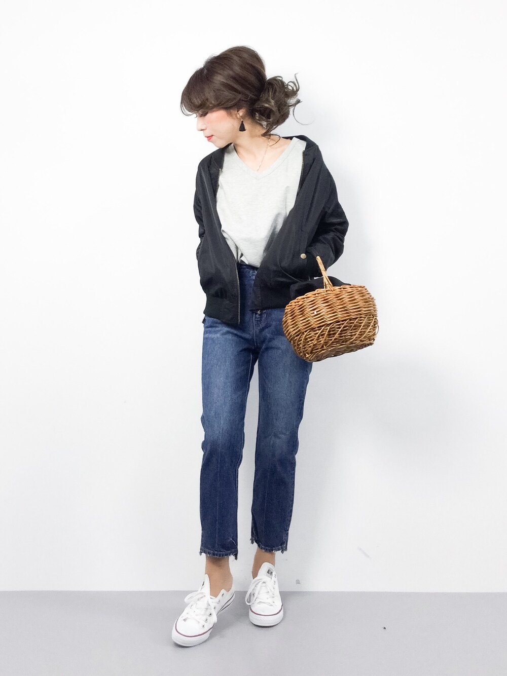 「スニーカー、デニム、シンプル、MA-1、Vネック、デニムパンツ、ootd、かごバッグ、ネイビー×ホワイト、オトナカジュアル」｜「URBAN RESEARCH DOORS WOMENSのDOORS Vネックワイドカットソー（Tシャツ/カットソー、グレー系）」を使った、..HK..さん（レディース・159cm）の冬コーディネートの1枚目の写真