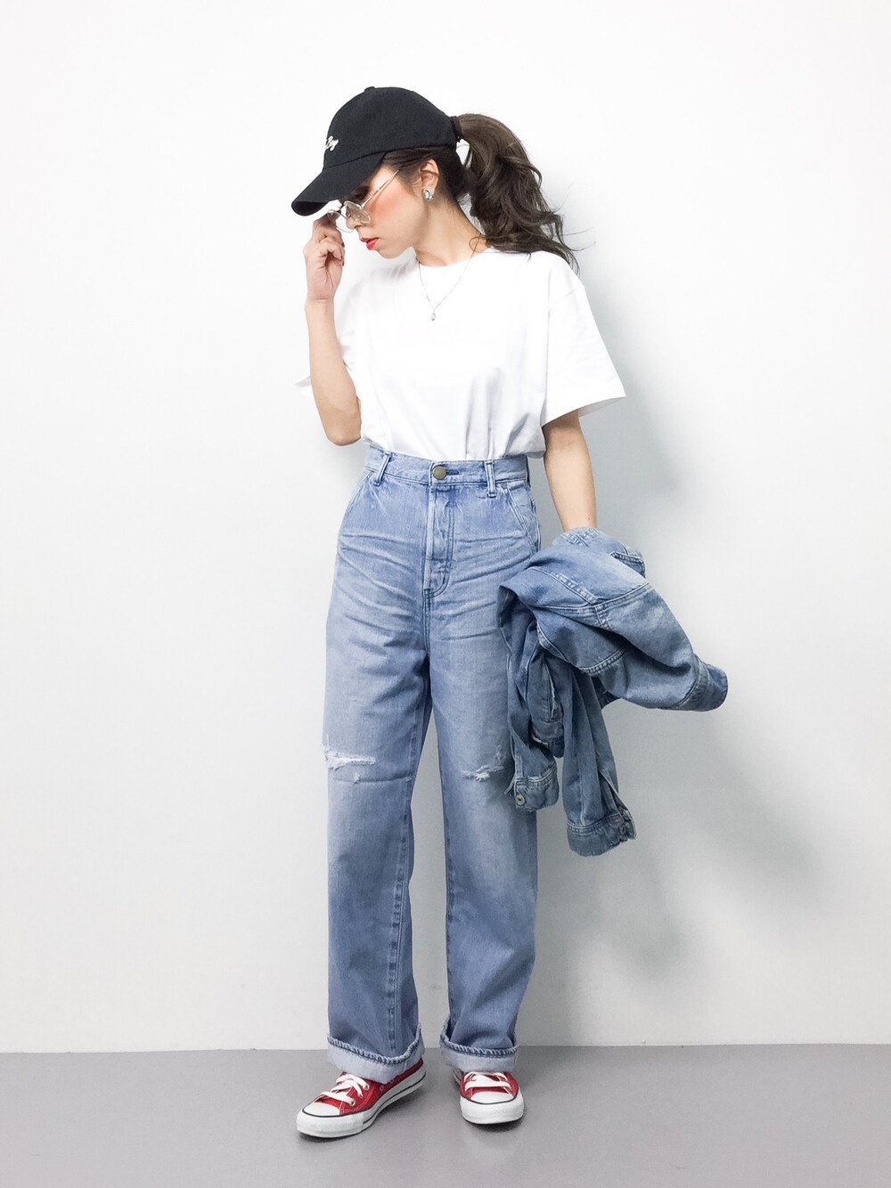 「スニーカー、コンバース、ロゴT、キャップ、Tシャツ、ハイウエスト、デニムパンツ、白Tシャツ」｜「MILKFED.のS/S TEE HEAVEN27 STORE LTD CA（Tシャツ/カットソー、ピンク系）」を使った、..HK..さん（レディース・159cm）の春コーディネートの1枚目の写真
