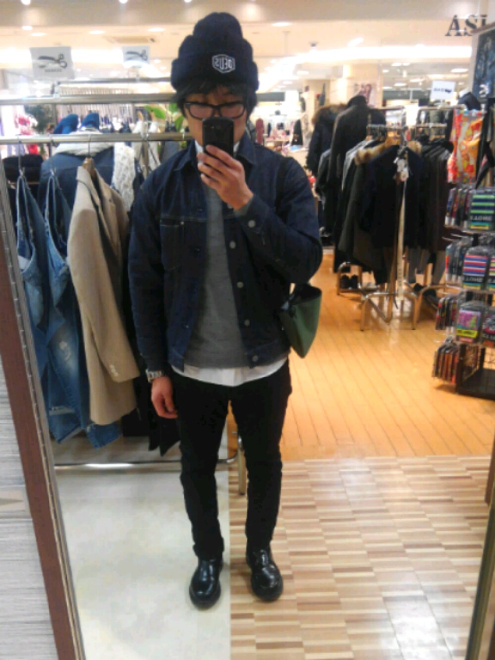 「DENHAMのアイテム（デニムパンツ、ブラック系）」を使った、脳みそ筋肉さん（メンズ・170cm）の秋コーディネートの1枚目の写真