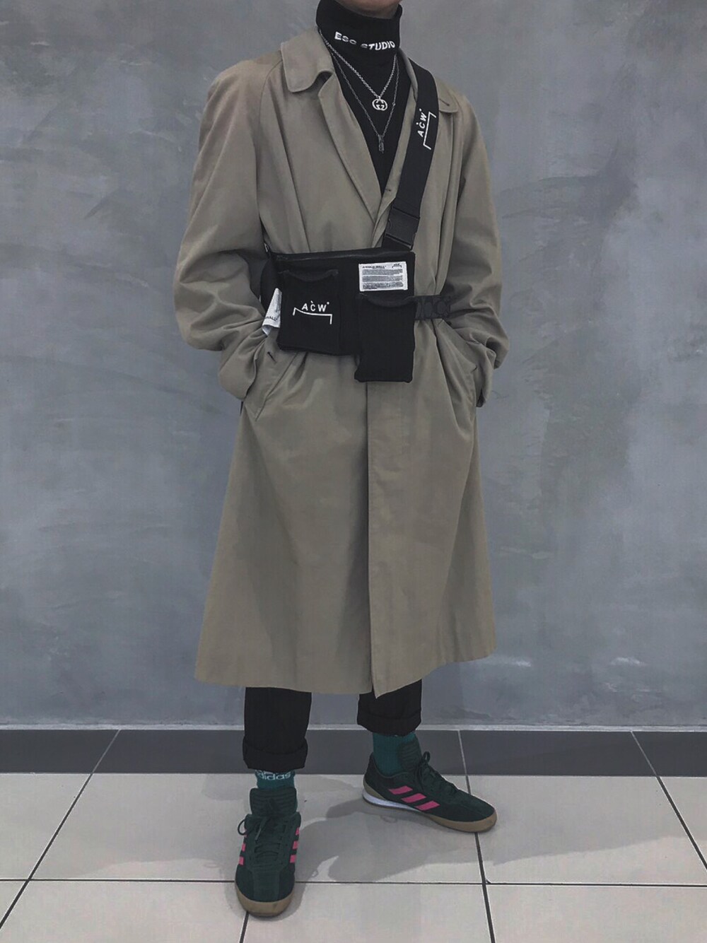 「burberry、コートスタイル、おしゃれさんと繋がりたい、サコッシュ」｜「BURBERRYのアイテム（トレンチコート、ベージュ系）」を使った、きーぼーさん（メンズ・171cm）の春コーディネートの1枚目の写真