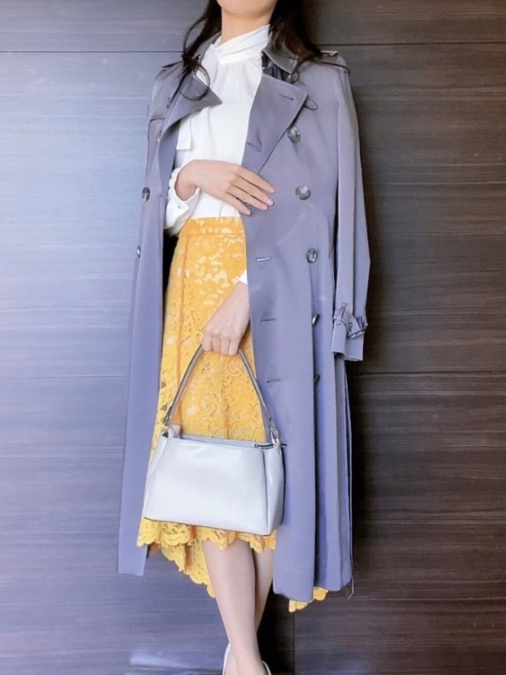 BURBERRYのトレンチコート（グレー系）を使った人気ファッション