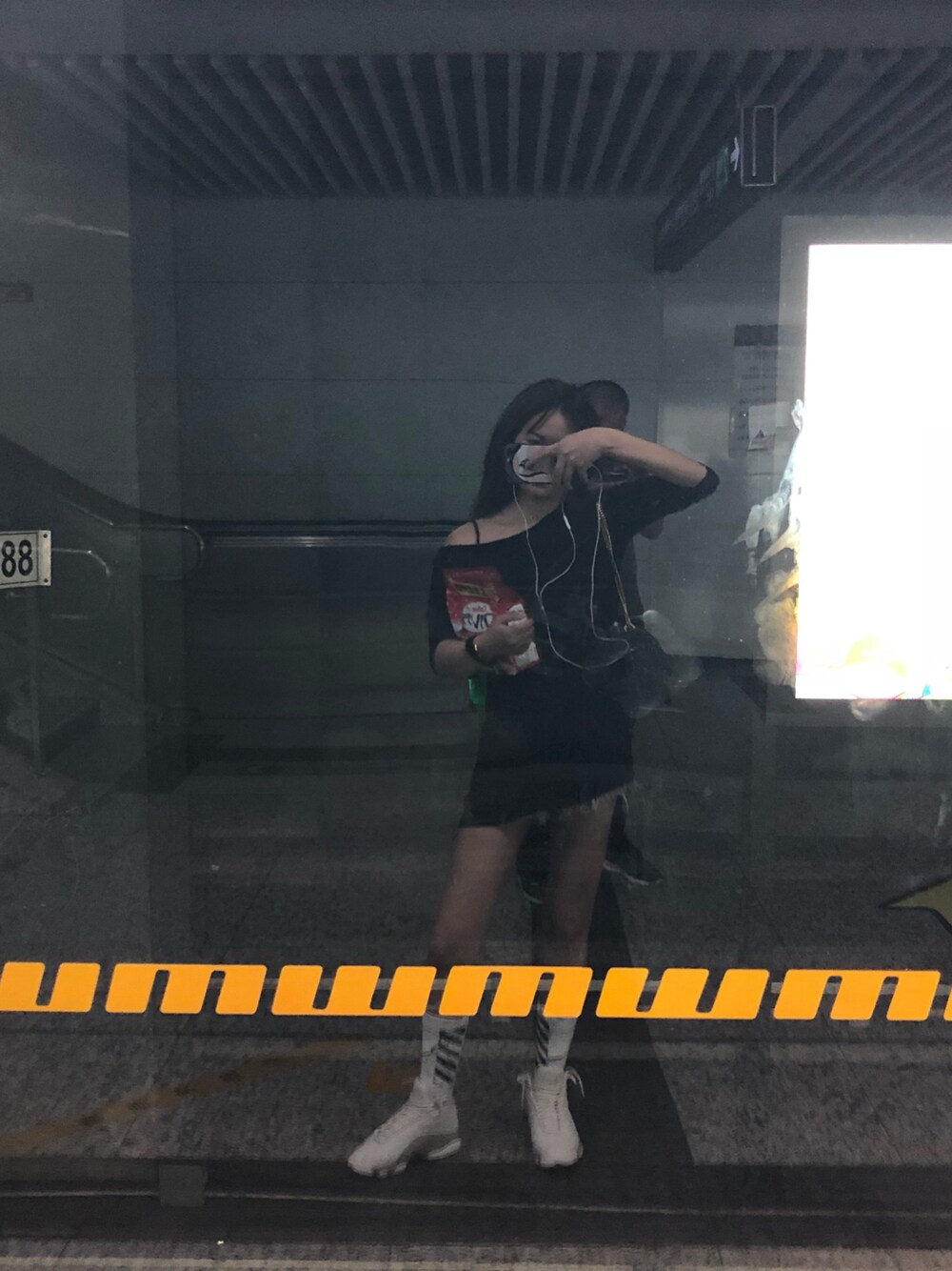 「off whiteのアイテム（ソックス/靴下、ホワイト系）」を使った、Coco-Guuさん（レディース・163cm）の秋コーディネートの1枚目の写真