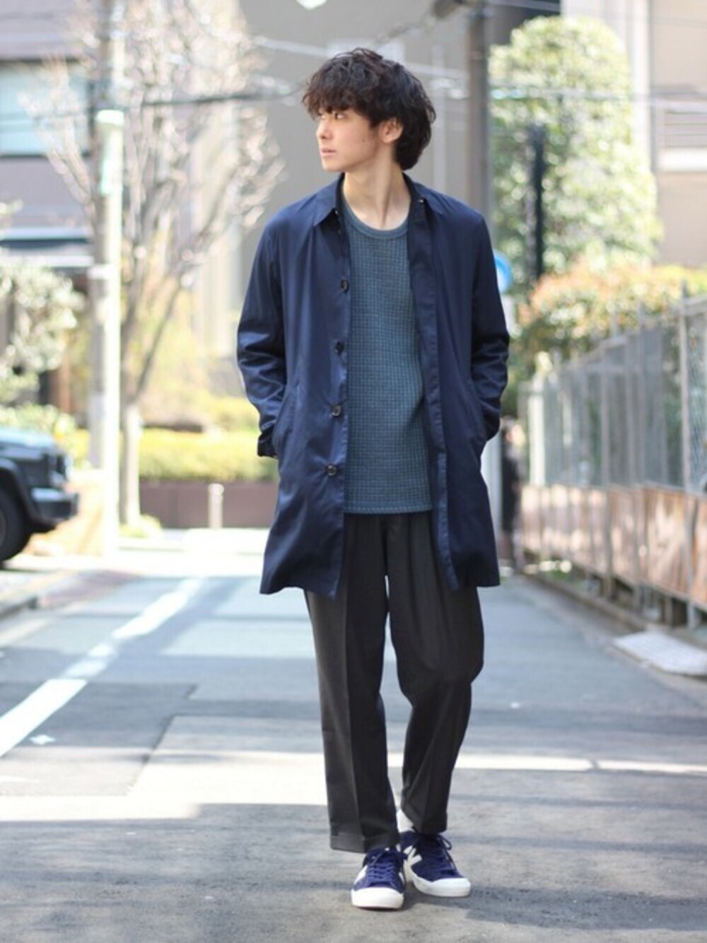 「春コーデ、ネイビー、417、417 EDIFICE、ディッキーズ(Dickies)、ニューバランス、カジュアル、ブルー」｜「417 EDIFICEの◇PEストレッチステンコート（ステンカラーコート、ブルー系）」を使った、417 officialさん（メンズ・173cm）の春コーディネートの1枚目の写真