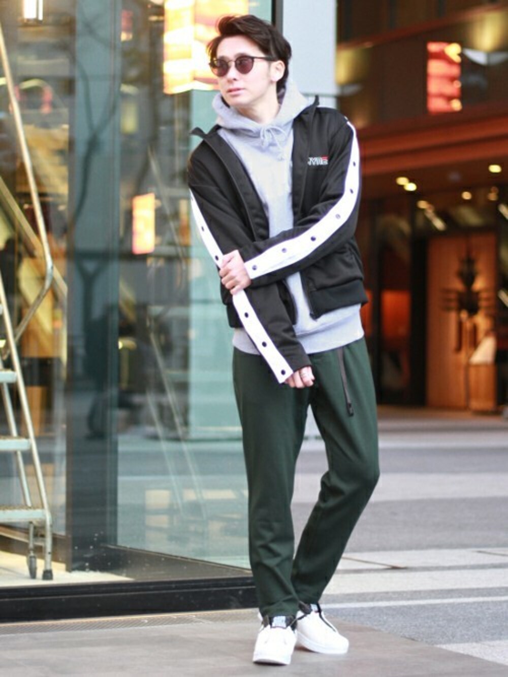 「パーカー、別注、ストリート、プルオーバー、GRAMICCI、ストリートMIX、417 by EDIFICE、MYNE、417 EDIFICE、PULP」｜「MYneの【PULP】MYne×PULP TRACK JACKET（ブルゾン、ブラック系）」を使った、417 officialさん（メンズ・173cm）の冬コーディネートの1枚目の写真