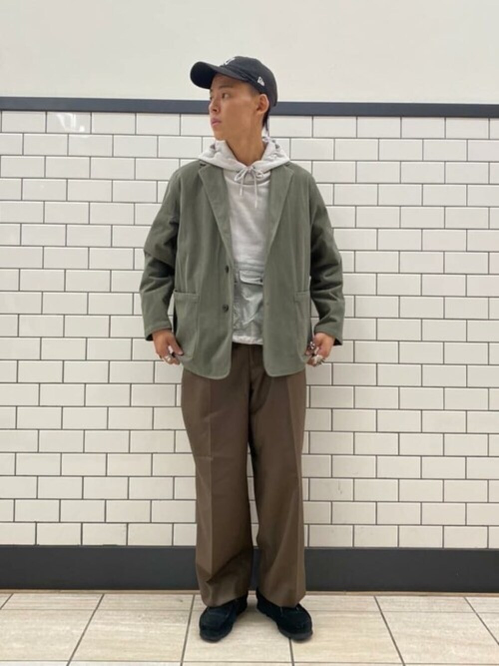 「セットアップ、コーデュロイ、キャップ、パーカー、カーキ、ワイドパンツ、コーデュロイジャケット、417 EDIFICE」｜「417 EDIFICEの◆【ジャケット+パンツの2点セット】コーデュロイイージーセットアップ（セットアップ、グリーン系）」を使った、417 officialさん（メンズ・175cm）の秋コーディネートの1枚目の写真
