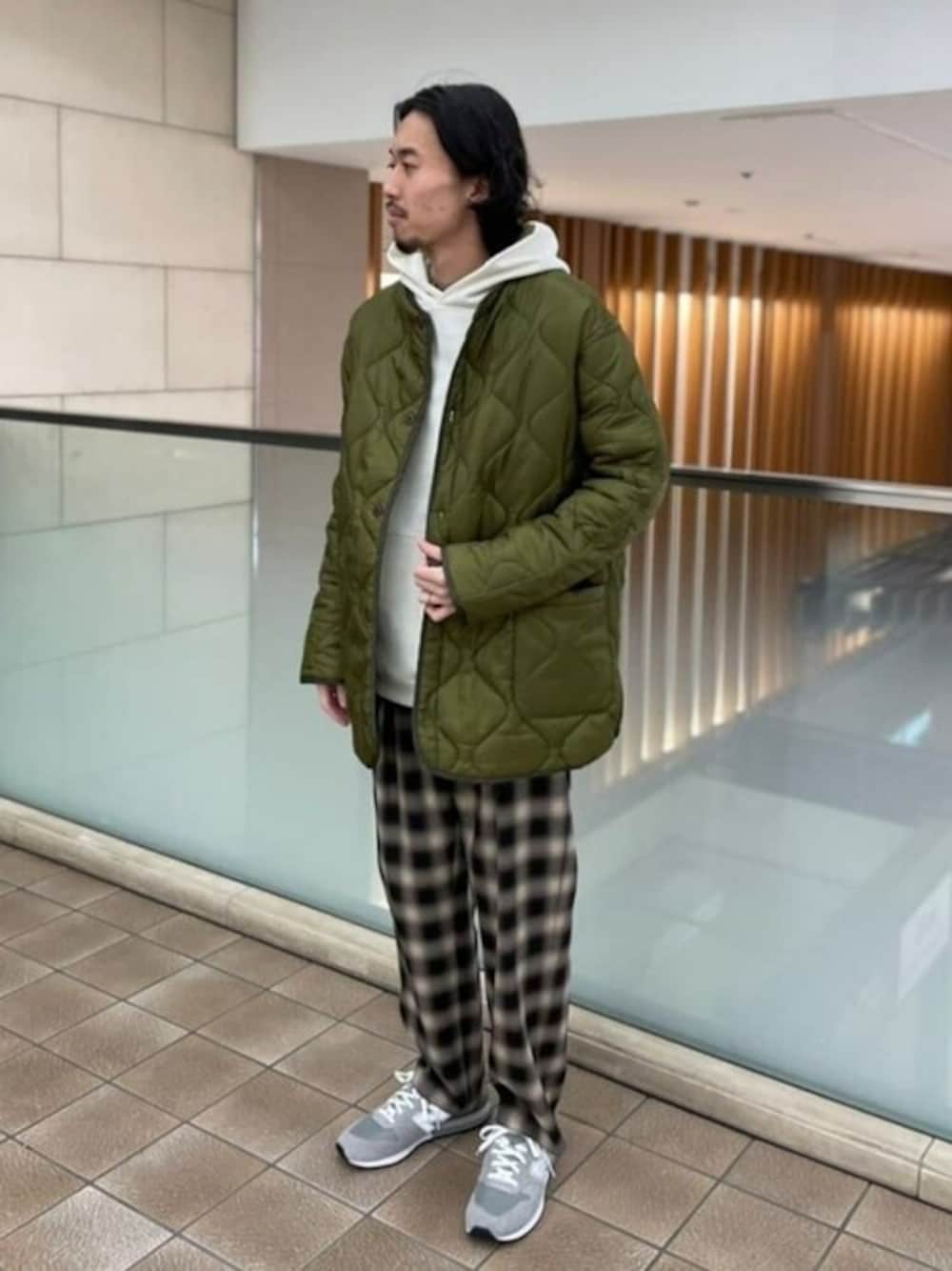 「ミリタリー、パーカー、キルティング、オーバーサイズ、チェックパンツ、キルティングジャケット、417 EDIFICE」｜「417 EDIFICEの◆ミリタリーライナーキルティングジャケット（モッズコート、グリーン系）」を使った、417 officialさん（メンズ・178cm）の秋コーディネートの1枚目の写真