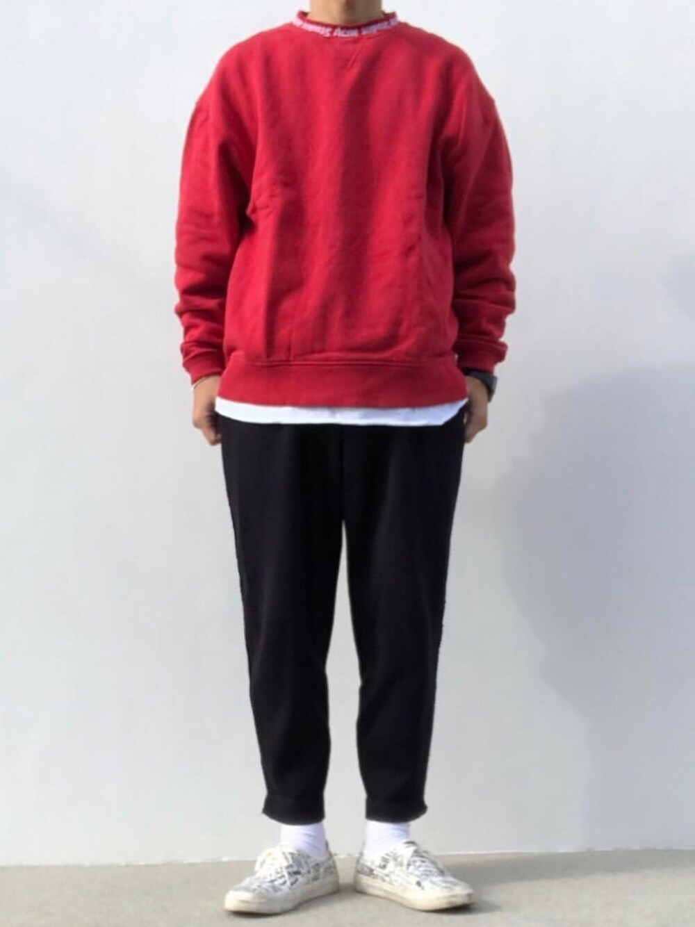 レッド系のスウェット、ホワイト系のTシャツ/カットソー、ブラック系のパンツを着用したメンズの冬コーディネートの1枚目の写真