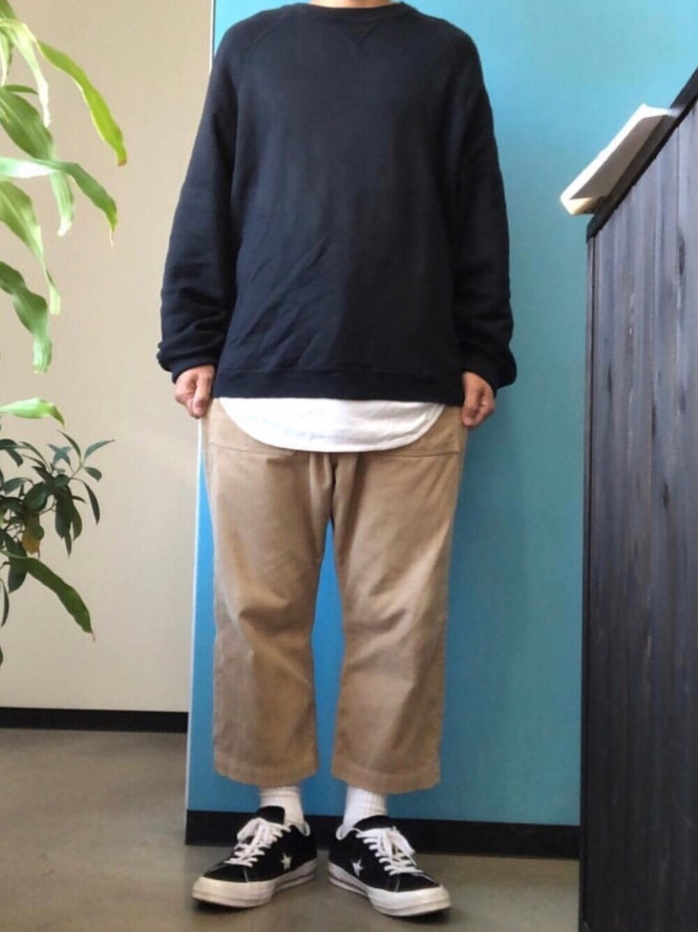「bukht、neonsign、neon sign、CANTON、canton overalls、アイラブCONVERSE、ZOZO公認ユーザー、おしゃれさんと繋がりたい、オーバーサイズ、レイヤードスタイル」｜「bukhtのアイテム（スウェット、ブラック系）」を使った、hellocoordinateさん（メンズ・170cm）の冬コーディネートの1枚目の写真