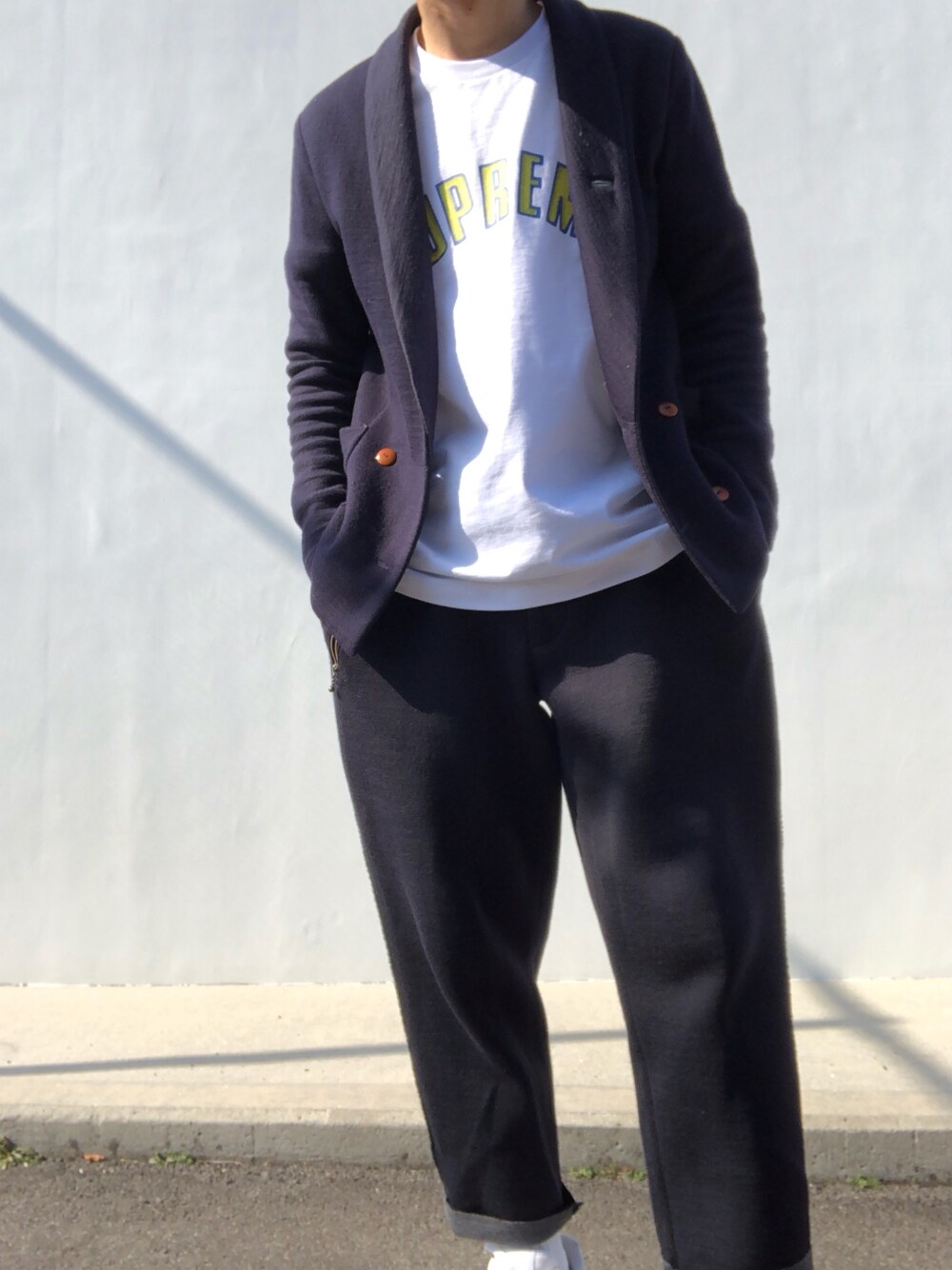 ホワイト系のTシャツ/カットソー、ブルー系のジャケット/アウター、ブルー系のパンツを着用したメンズの冬コーディネートの1枚目の写真