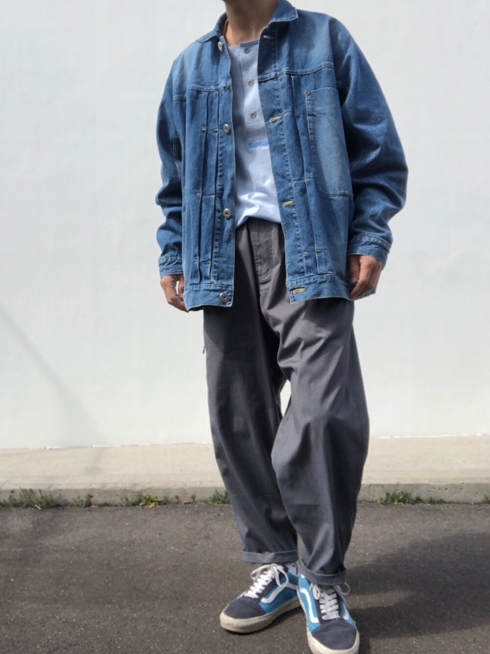 ブルー系のTシャツ/カットソー、ブルー系のデニムジャケット、グレー系のパンツを着用したメンズの春コーディネートの1枚目の写真