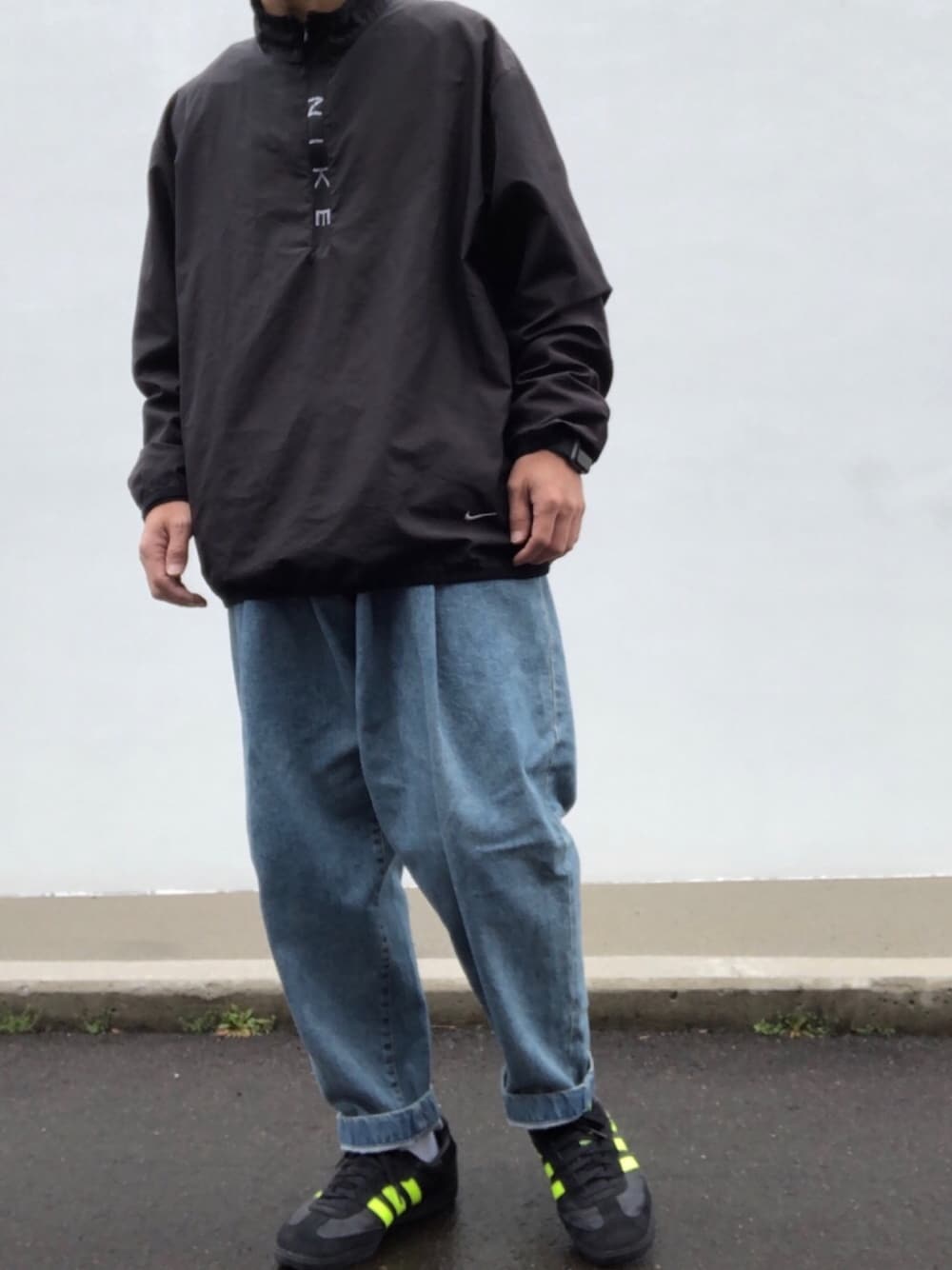 「NIKE、700fill、neonsign、adidas、NEIGHBORHOOD、カジュアル、カジュアルコーデ、スポーツミックス、おしゃれさんと繋がりたい、ナイロンジャケット」｜「NIKEのアイテム（ナイロンジャケット、ブラック系）」を使った、hellocoordinateさん（メンズ・170cm）の春コーディネートの1枚目の写真