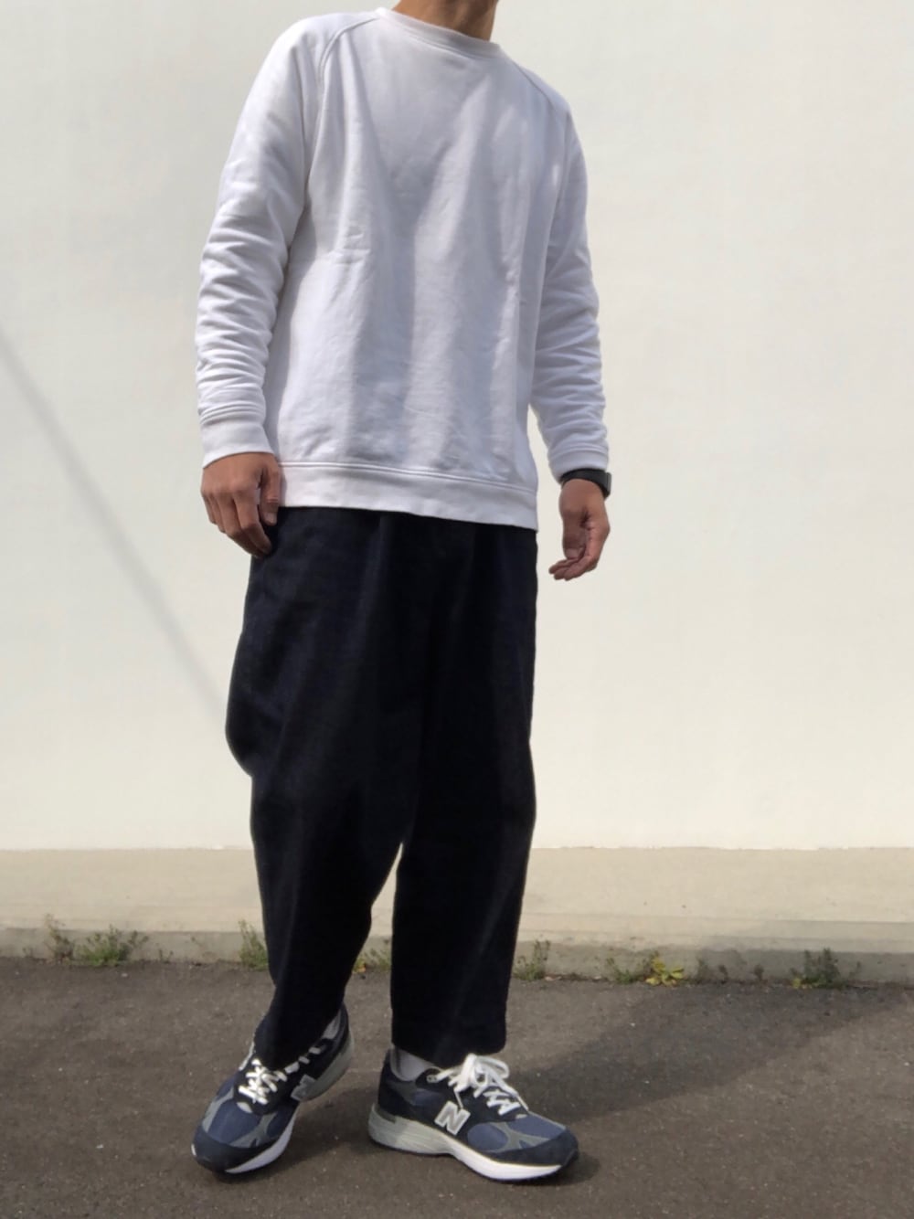 「おしゃれさんと繋がりたい、レイヤードスタイル、COMOLI、MONKEY TIME、New Balance、new balance 993、new balance MR993、スウェット、春コーデ、デニム」｜「COMOLIのアイテム（スウェット、ホワイト系）」を使った、hellocoordinateさん（メンズ・170cm）の春コーディネートの1枚目の写真