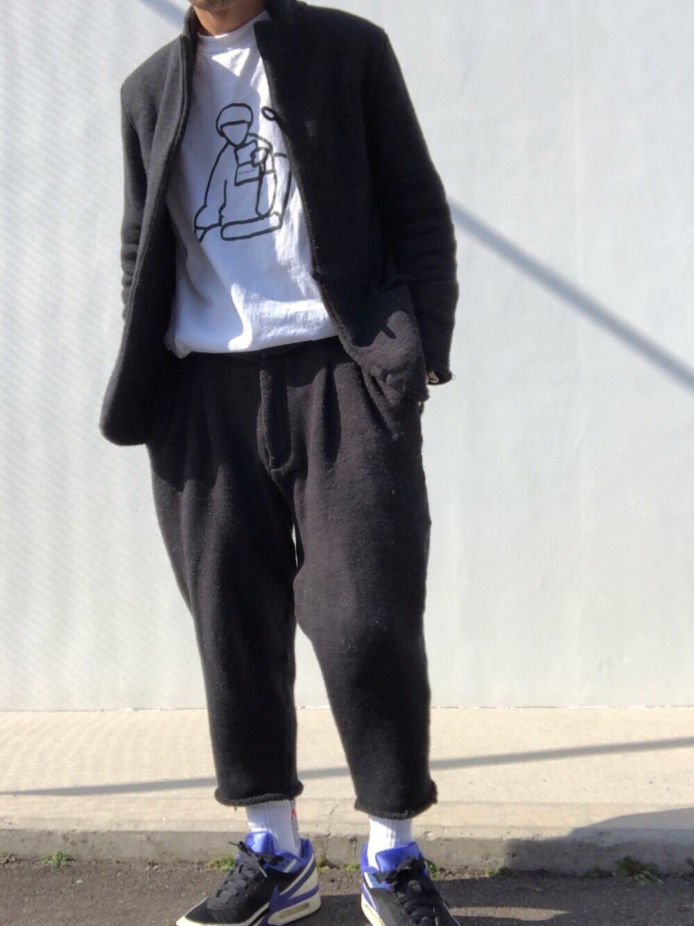 グレー系のジャケット/アウター、グレー系のパンツ、ブラック系のスニーカーを着用したメンズの冬コーディネートの1枚目の写真