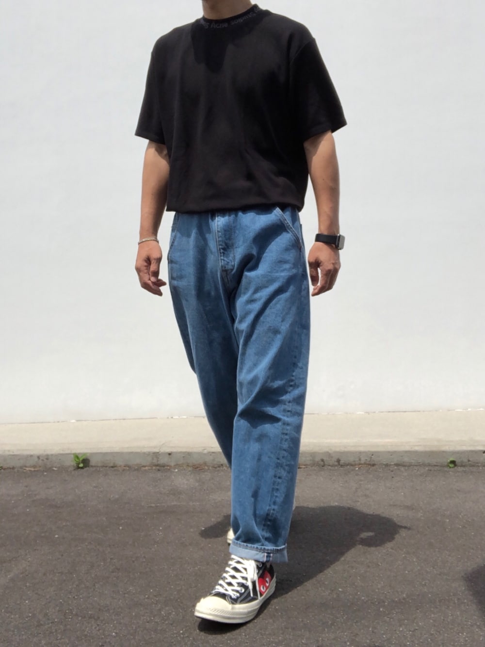 ブラック系のTシャツ/カットソー、ブルー系のデニムパンツ、ブラック系のスニーカーを着用したメンズの夏コーディネートの1枚目の写真