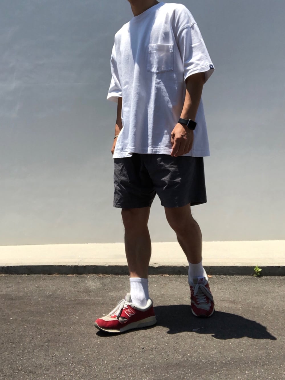 ホワイト系のTシャツ/カットソー、ホワイト系のTシャツ/カットソー、グレー系のパンツを着用したメンズの夏コーディネートの1枚目の写真