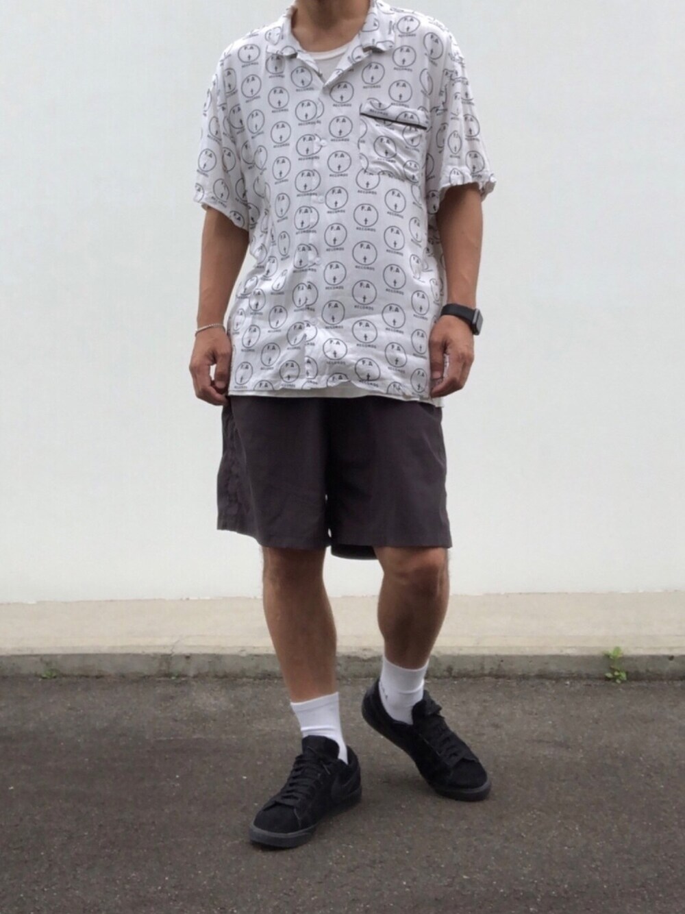 「柄シャツ、オーバーサイズ、オーバーシャツ、ビッグシルエット、ビッグシャツ、ビックシルエット、ビックシャツ、fucking awesome、beautiful people、ハーフパンツ」｜「FUCKING AWESOMEのアイテム（シャツ/ブラウス、ホワイト系）」を使った、hellocoordinateさん（メンズ・170cm）の夏コーディネートの1枚目の写真