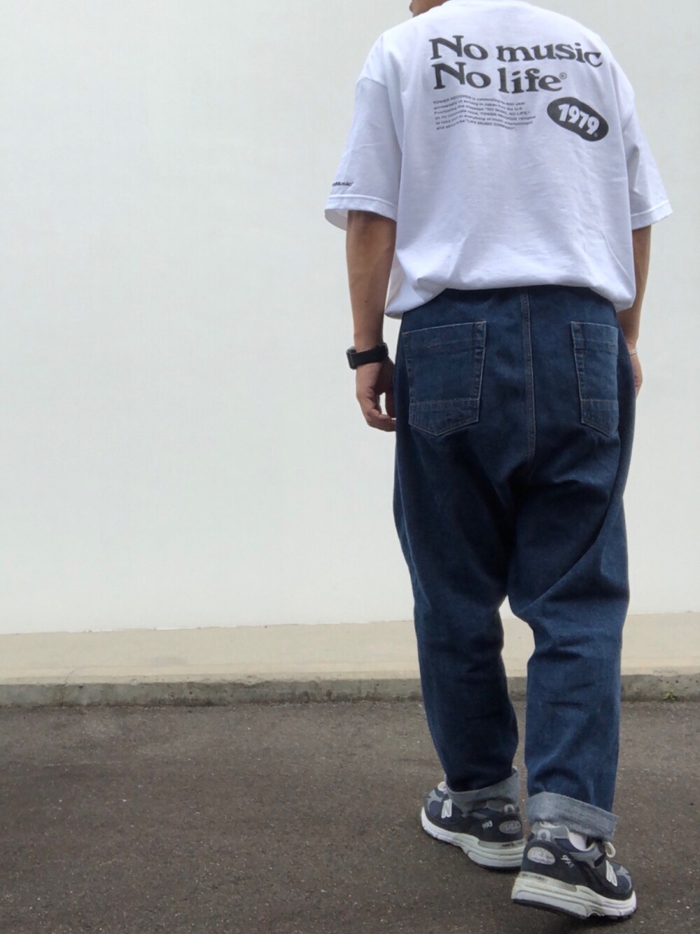 ホワイト系のTシャツ/カットソー、ホワイト系のTシャツ/カットソー、ブルー系のデニムパンツを着用したメンズの夏コーディネートの1枚目の写真