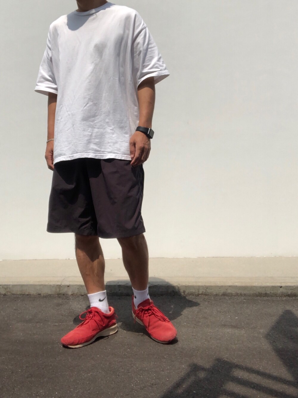 「graphpaper、ｔｏｎｅ、visvim、ワイドショーツ、ハーフパンツ、オーバーサイズ、ビックT、ビッグT、ビッグシルエット、ビックシルエット」｜「Graphpaperのアイテム（Tシャツ/カットソー、ホワイト系）」を使った、hellocoordinateさん（メンズ・170cm）の夏コーディネートの1枚目の写真