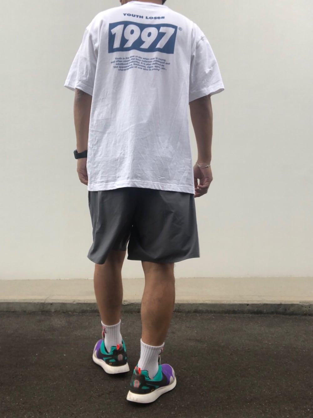 ホワイト系のTシャツ/カットソー、ブルー系のその他パンツ、パープル系のスニーカーを着用したメンズの夏コーディネートの1枚目の写真