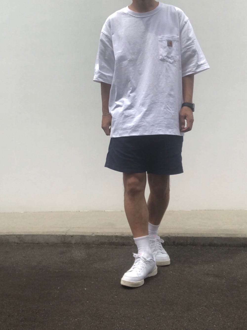 ホワイト系のTシャツ/カットソー、ブルー系のチノパンツ、ホワイト系のスニーカーを着用したメンズの夏コーディネートの1枚目の写真