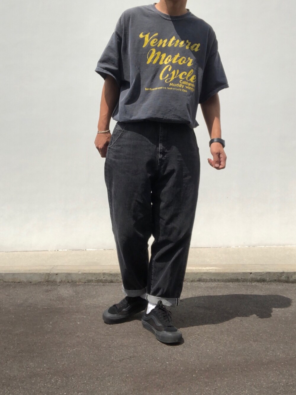 ブラック系のTシャツ/カットソー、ブラック系のデニムパンツ、ブラック系のスニーカーを着用したメンズの夏コーディネートの1枚目の写真