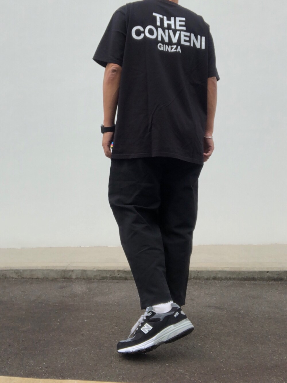 ブラック系のTシャツ/カットソー、ブラック系のパンツ、ブラック系のスニーカーを着用したメンズの夏コーディネートの1枚目の写真