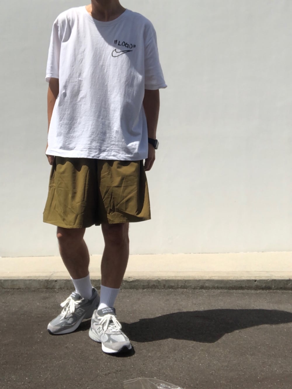 ホワイト系のTシャツ/カットソー、ホワイト系のTシャツ/カットソー、グリーン系のその他パンツを着用したメンズの秋コーディネートの1枚目の写真