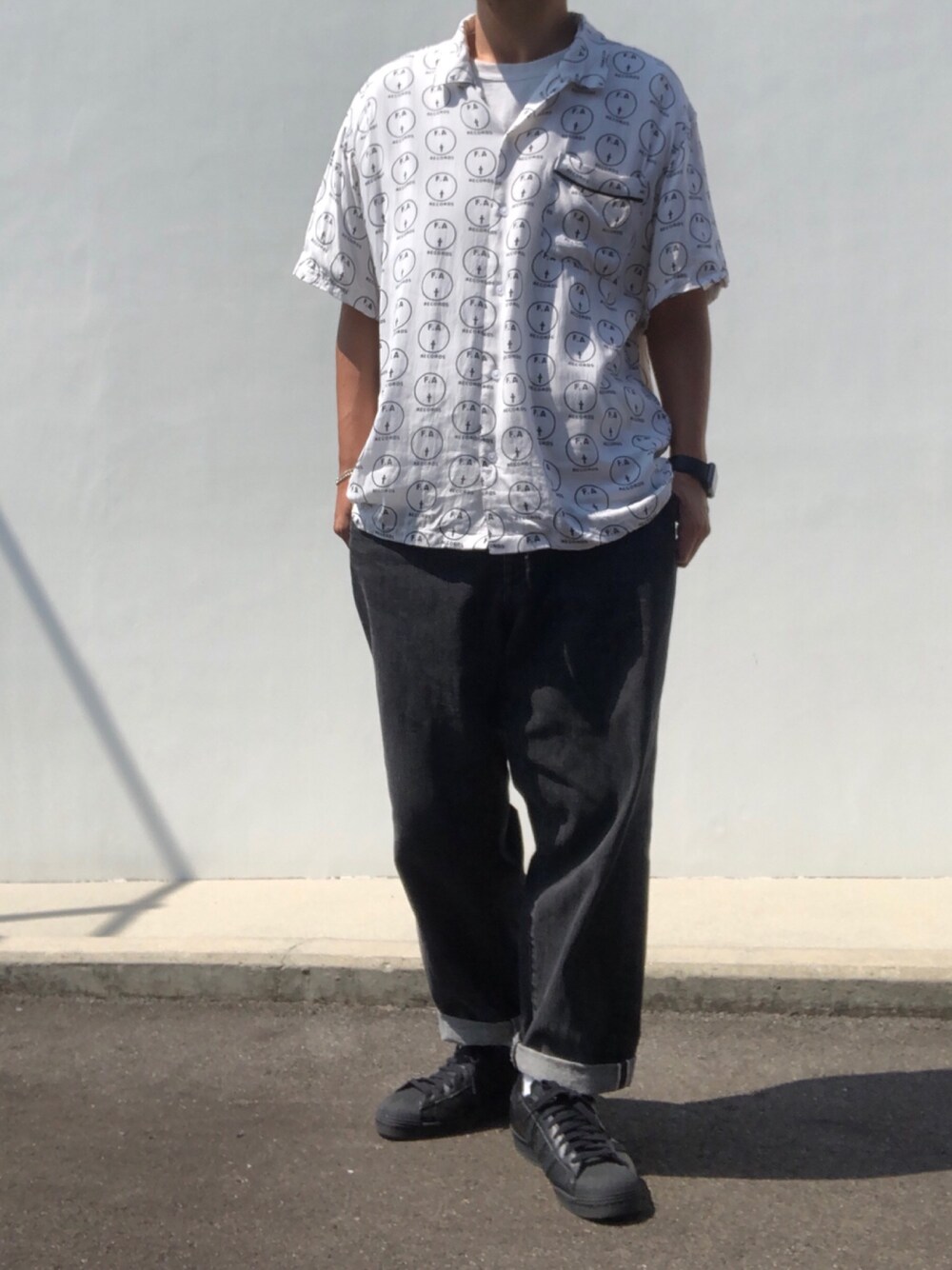ホワイト系のTシャツ/カットソー、ホワイト系のシャツ/ブラウス、ブラック系のデニムパンツを着用したメンズの秋コーディネートの1枚目の写真