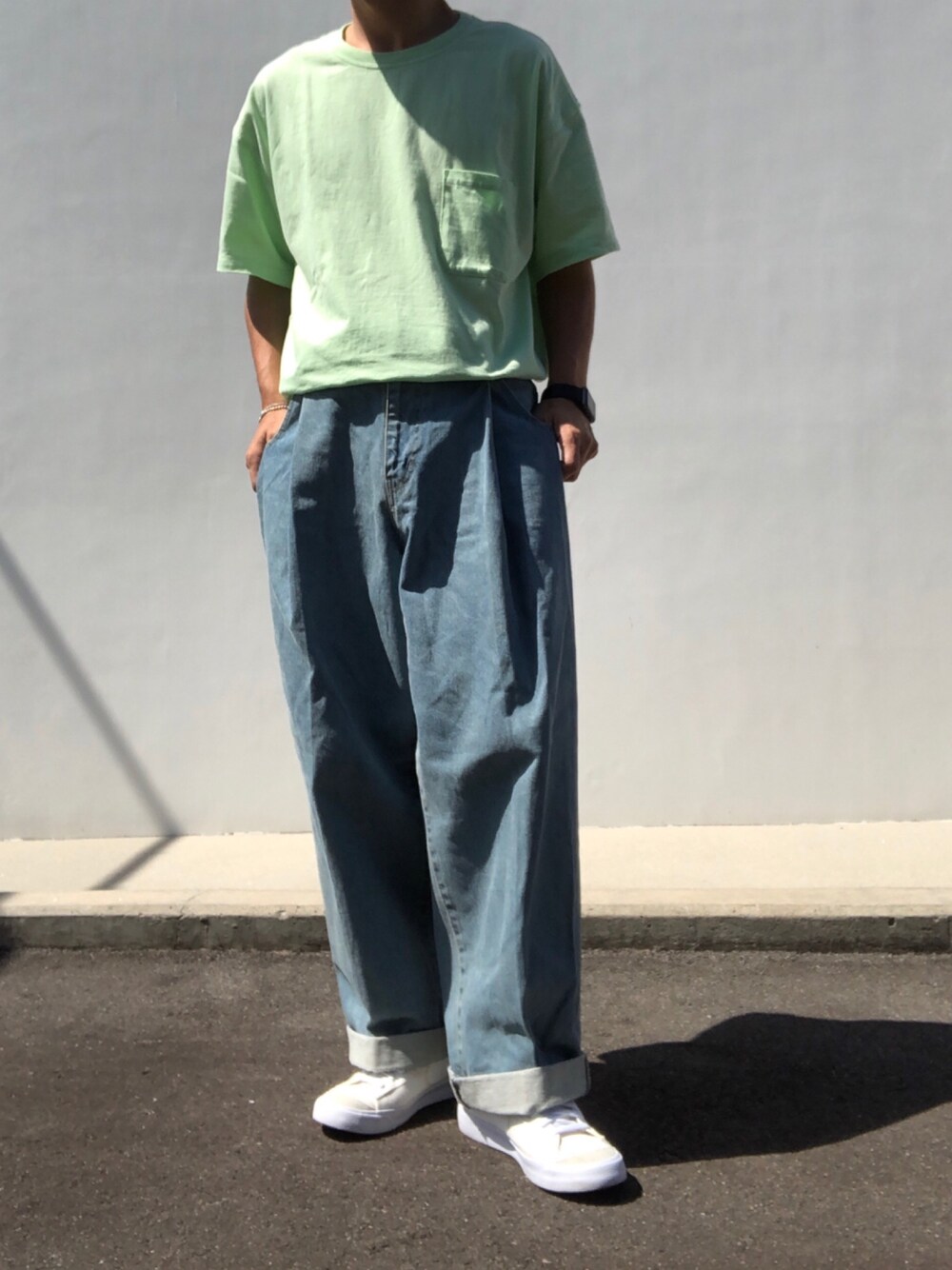 「UNUSED、neonsign、パステルカラー、ワイドパンツ、ワイドデニム、タックイン、Nike blazer、ビッグシルエット、ビックシルエット、オーバーサイズ」｜「UNUSEDのアイテム（Tシャツ/カットソー、グリーン系）」を使った、hellocoordinateさん（メンズ・170cm）の秋コーディネートの1枚目の写真