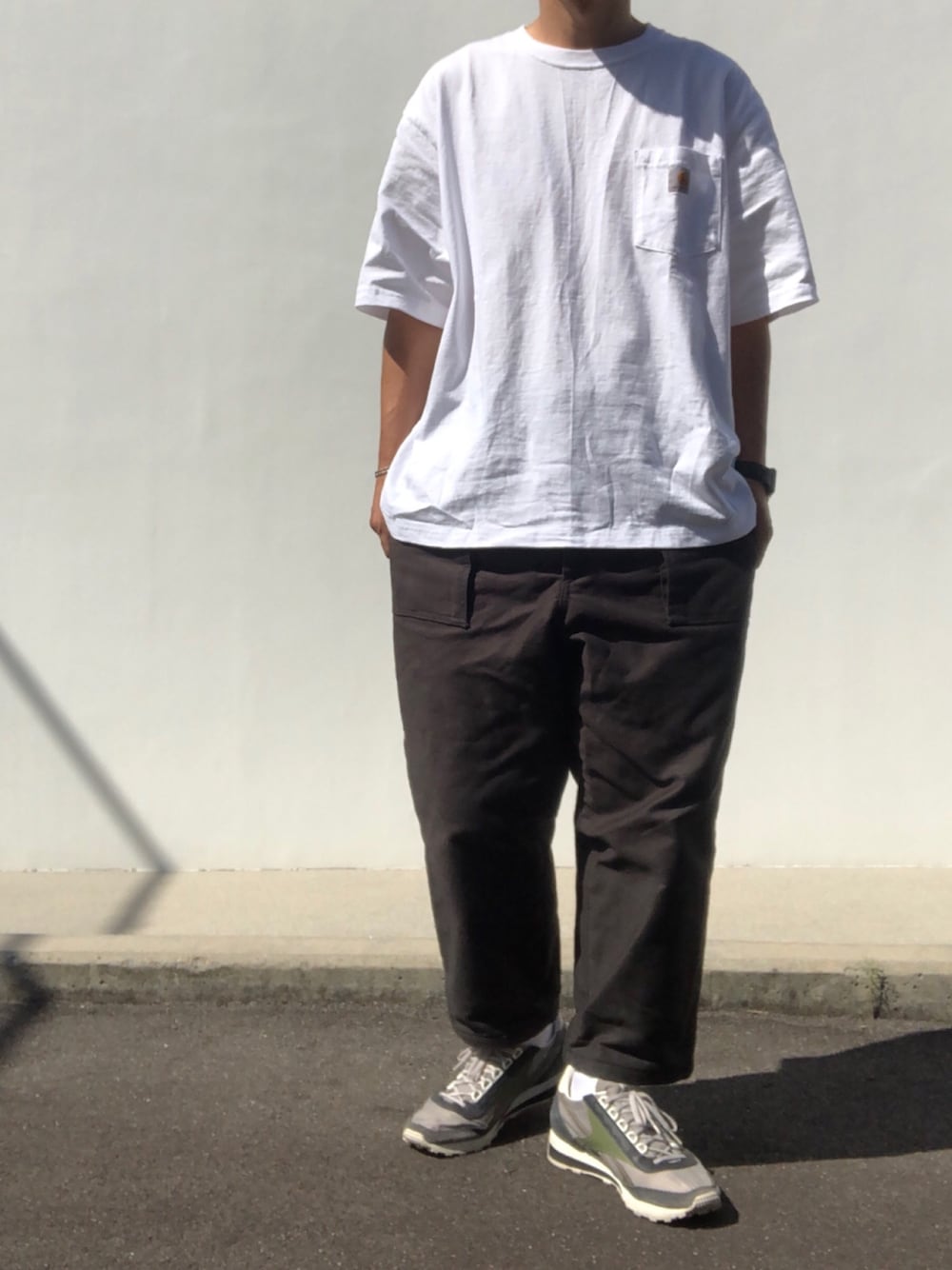「carhartt、tim.、reebok、ワイドパンツ、リメイク、リメイクT、オーバーサイズ、オーバーサイズＴ、ビッグT、ビックT」｜「Carharttのcarhartt(カーハート) ビッグシルエット ポケット半袖 ロゴ Tシャツ Workwear Pocket 1/2 Sleeve T-Shirts（Tシャツ/カットソー、ホワイト系）」を使った、hellocoordinateさん（メンズ・170cm）の秋コーディネートの1枚目の写真