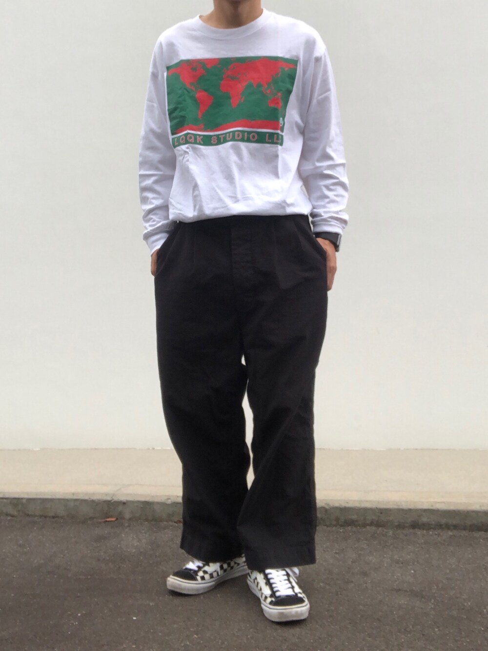 ホワイト系のTシャツ/カットソー、ブラック系のパンツ、ブラック系のスニーカーを着用したメンズの秋コーディネートの1枚目の写真