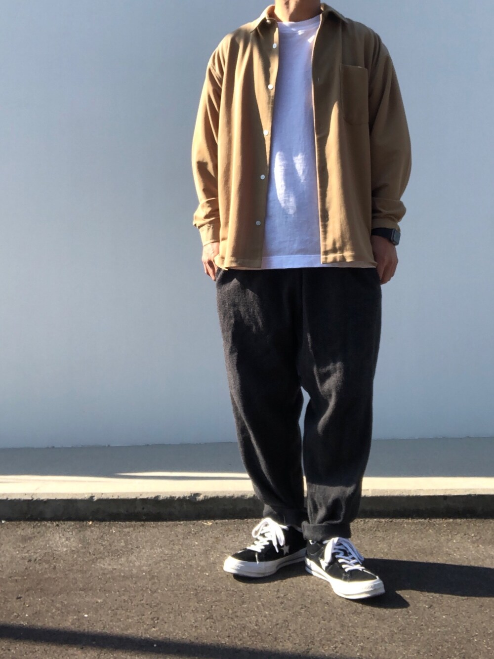 ホワイト系のTシャツ/カットソー、ベージュ系のシャツ/ブラウス、グレー系のその他パンツを着用したメンズの秋コーディネートの1枚目の写真