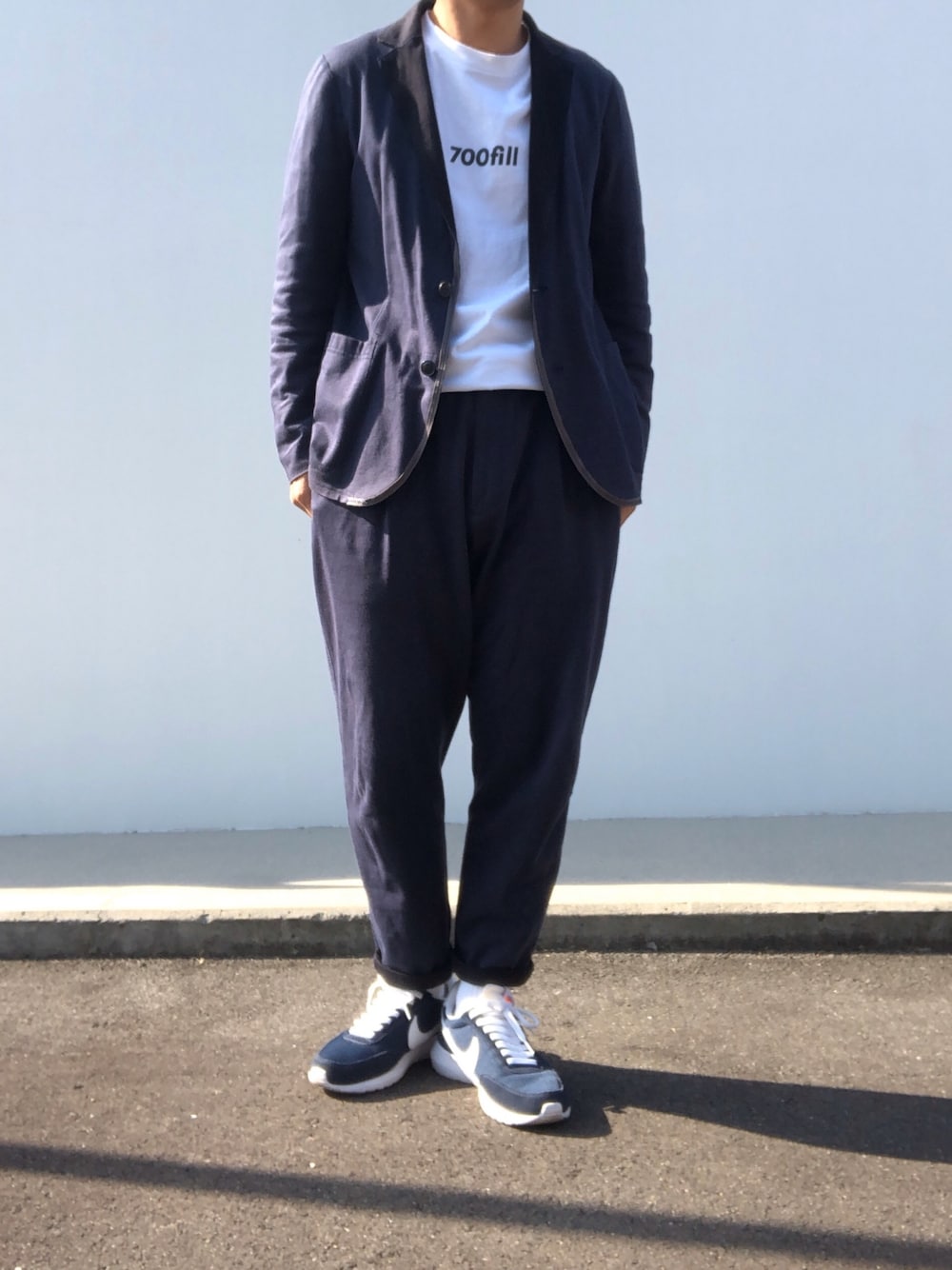 ホワイト系のTシャツ/カットソー、ブルー系のセットアップ、ブルー系のその他アウターを着用したメンズの秋コーディネートの1枚目の写真