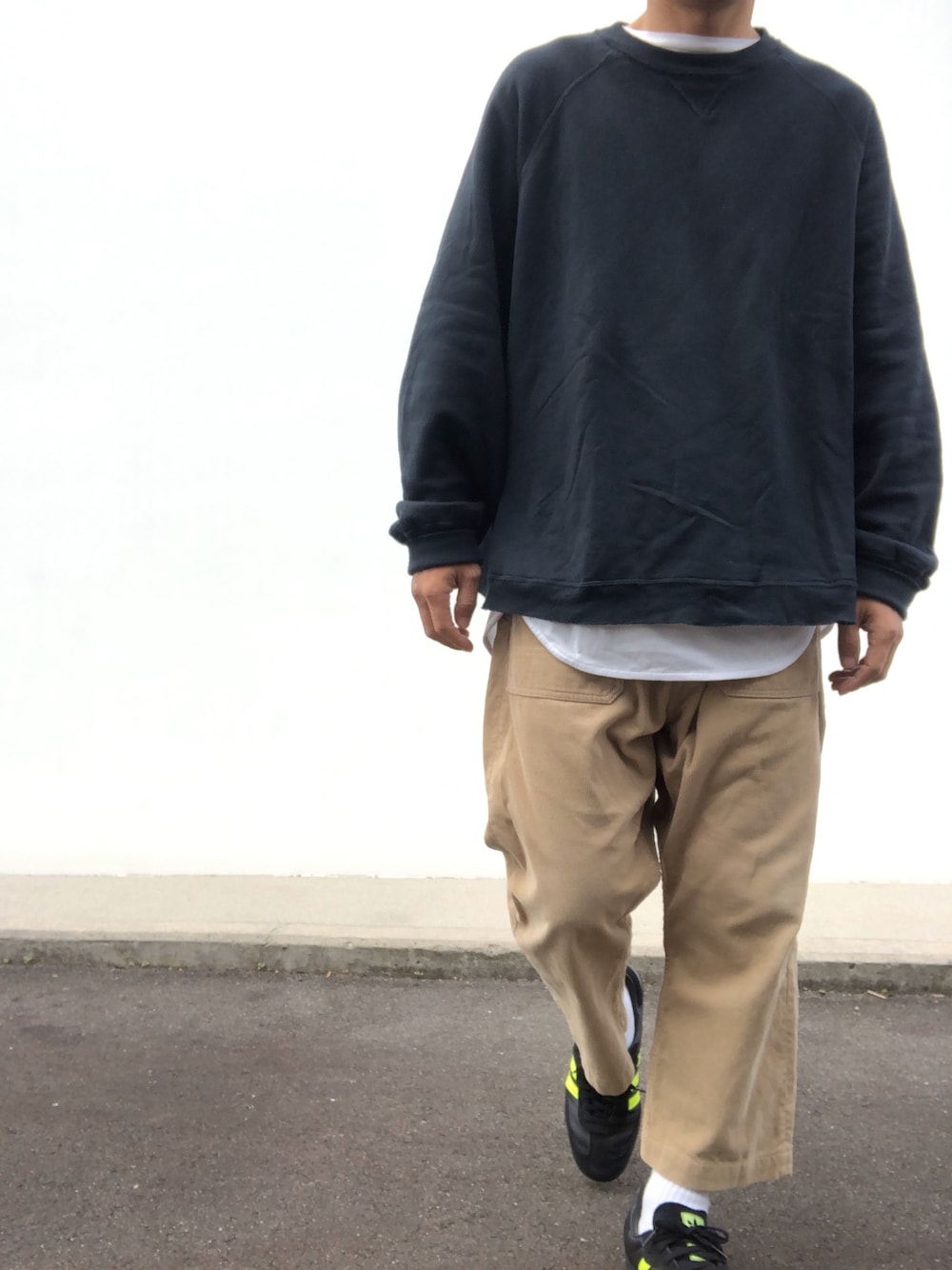 「コーデュロイ、コーデュロイパンツ、ベージュパンツ、スウェット、トレーナー、bukht、neonsign、canton overalls、NEIGHBORHOOD、オーバーサイズ」｜「bukhtのbukht CCY CN SWEAT（スウェット、ブラック系）」を使った、hellocoordinateさん（メンズ・170cm）の秋コーディネートの1枚目の写真