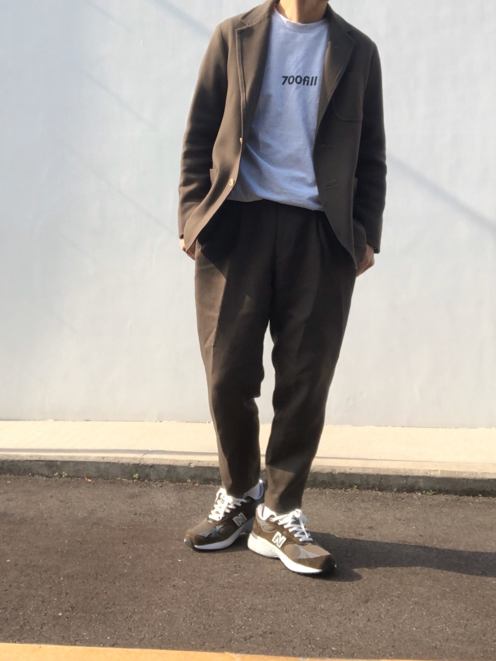 「セットアップ、SET UP、ニューバランス、ニューバランス993、MR993MG、カーキ、グリーン、700fillpower、700fill、tim.」｜「700fillのアイテム（Tシャツ/カットソー、ホワイト系）」を使った、hellocoordinateさん（メンズ・170cm）の秋コーディネートの1枚目の写真