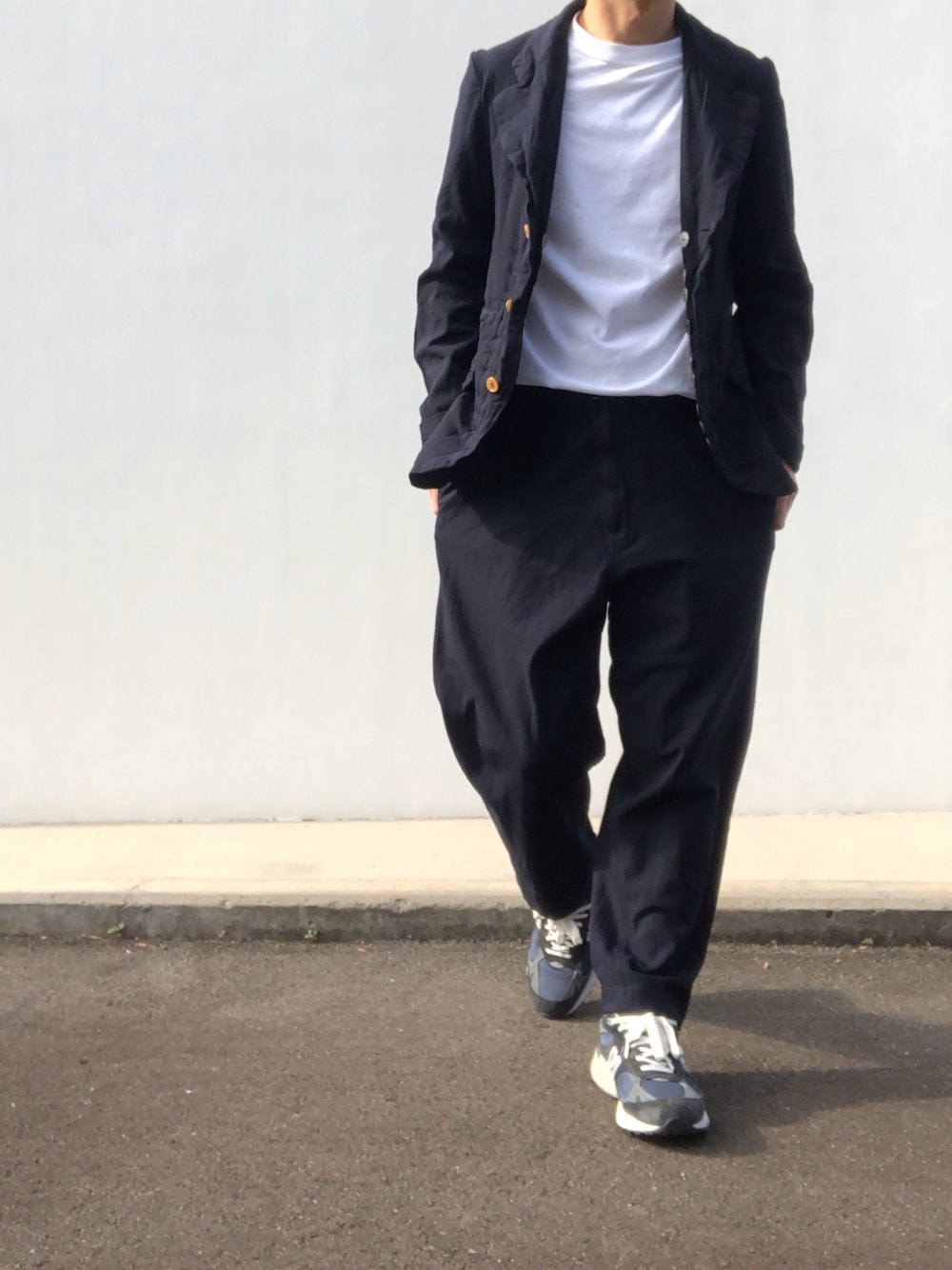 「COMME des GARCONS、united arrows、UNITED ARROWS & SONS、New Balance、new balance 993、MR993NV、セットアップ、ネイビーコーデ、ネイビーセットアップ、タックイン」｜「UNITED ARROWS & SONSのUNITED ARROWS & SONS（ユナイテッドアローズ＆サンズ）COLOR CUFF T-SHIRT◆（Tシャツ/カットソー、ホワイト系）」を使った、hellocoordinateさん（メンズ・170cm）の冬コーディネートの1枚目の写真