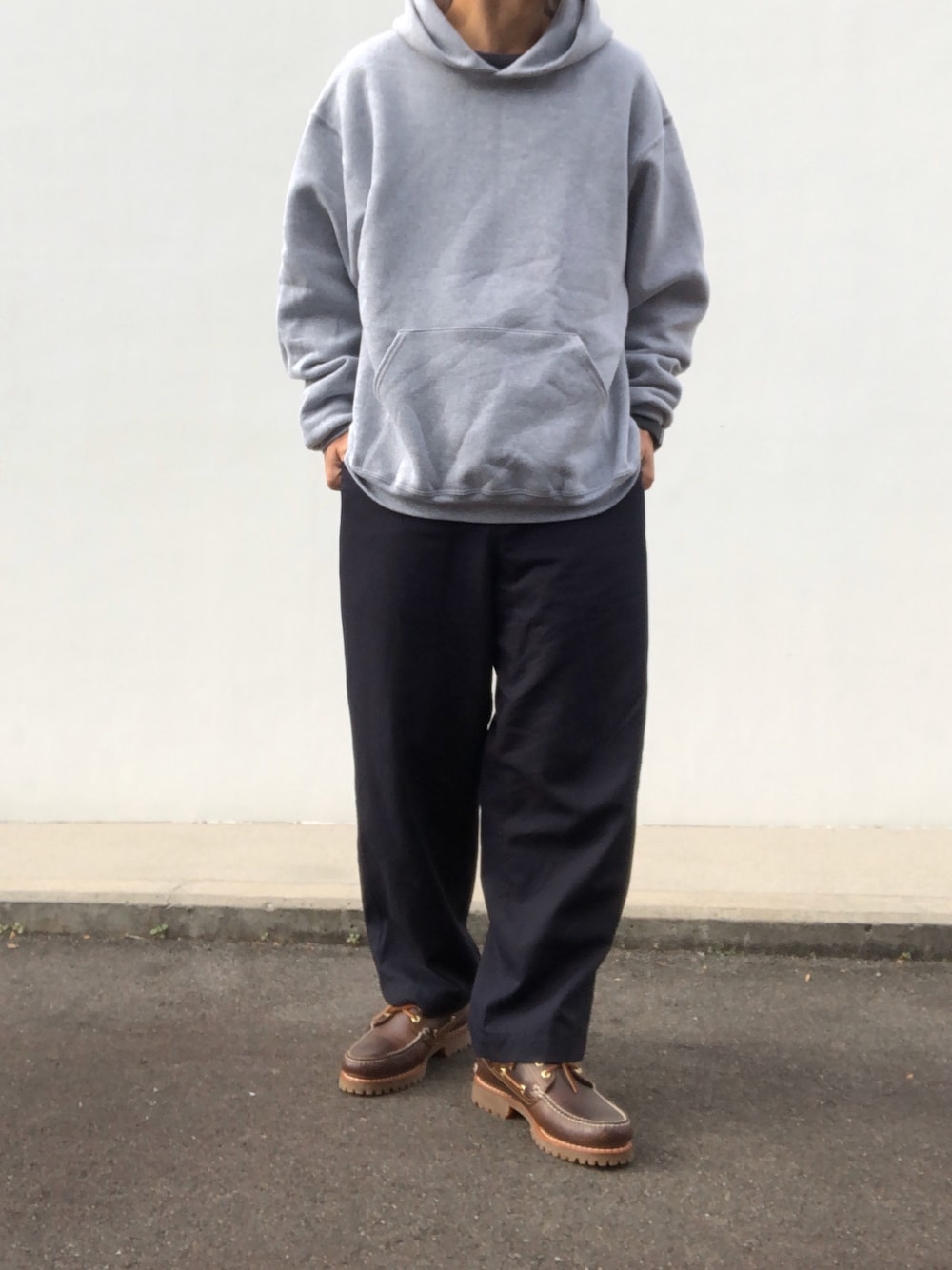 グレー系のパーカー、ブルー系のパンツ、ブルー系のパンツを着用したメンズの冬コーディネートの1枚目の写真