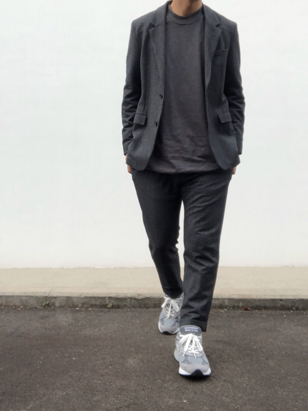 グレー系のTシャツ/カットソー、グレー系のジャケット/アウター、グレー系のパンツを着用したメンズの冬コーディネートの1枚目の写真