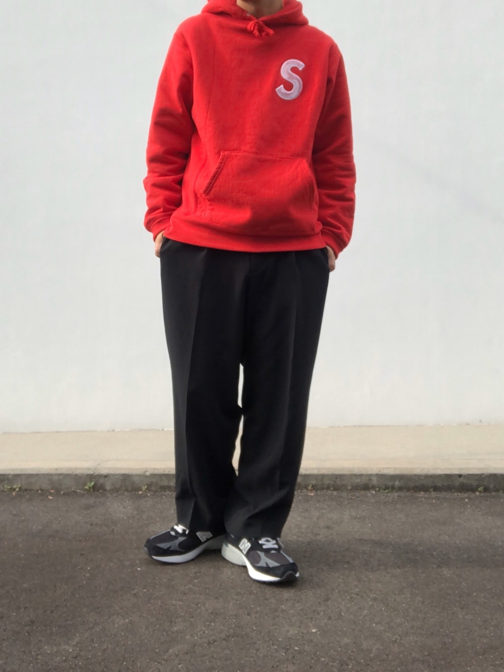 「supreme、kiit、New Balance、new balance 993、mr993bk、ニユーバランス、パーカー、フーディー、赤パーカー、年末WEAR感謝祭」｜「Supreme のアイテム（パーカー、レッド系）」を使った、hellocoordinateさん（メンズ・170cm）の冬コーディネートの1枚目の写真