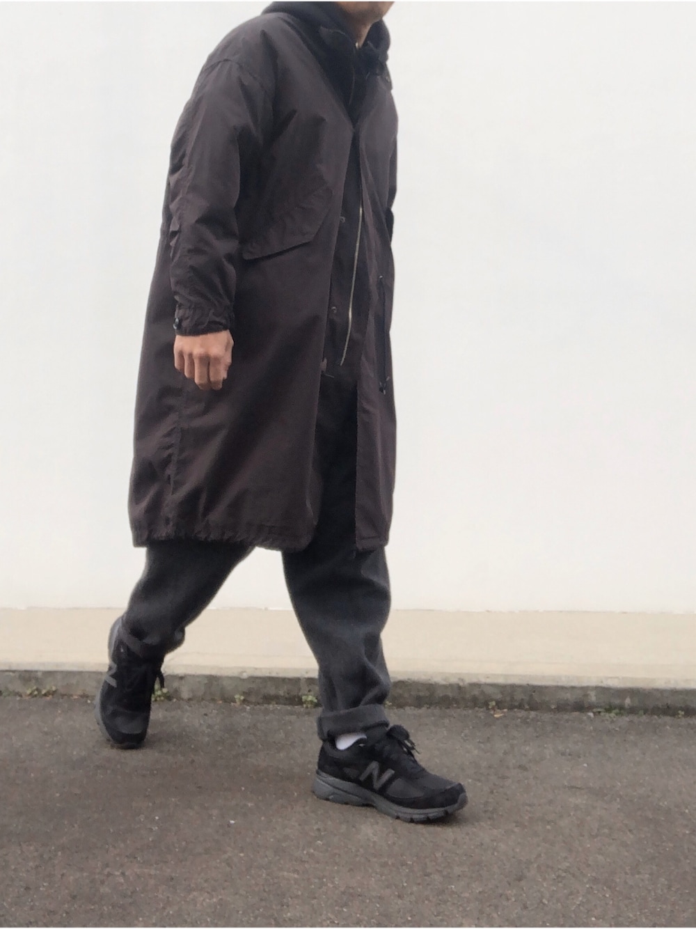 ブラック系のパーカー、ブラック系のミリタリージャケット、グレー系のその他パンツを着用したメンズの冬コーディネートの1枚目の写真