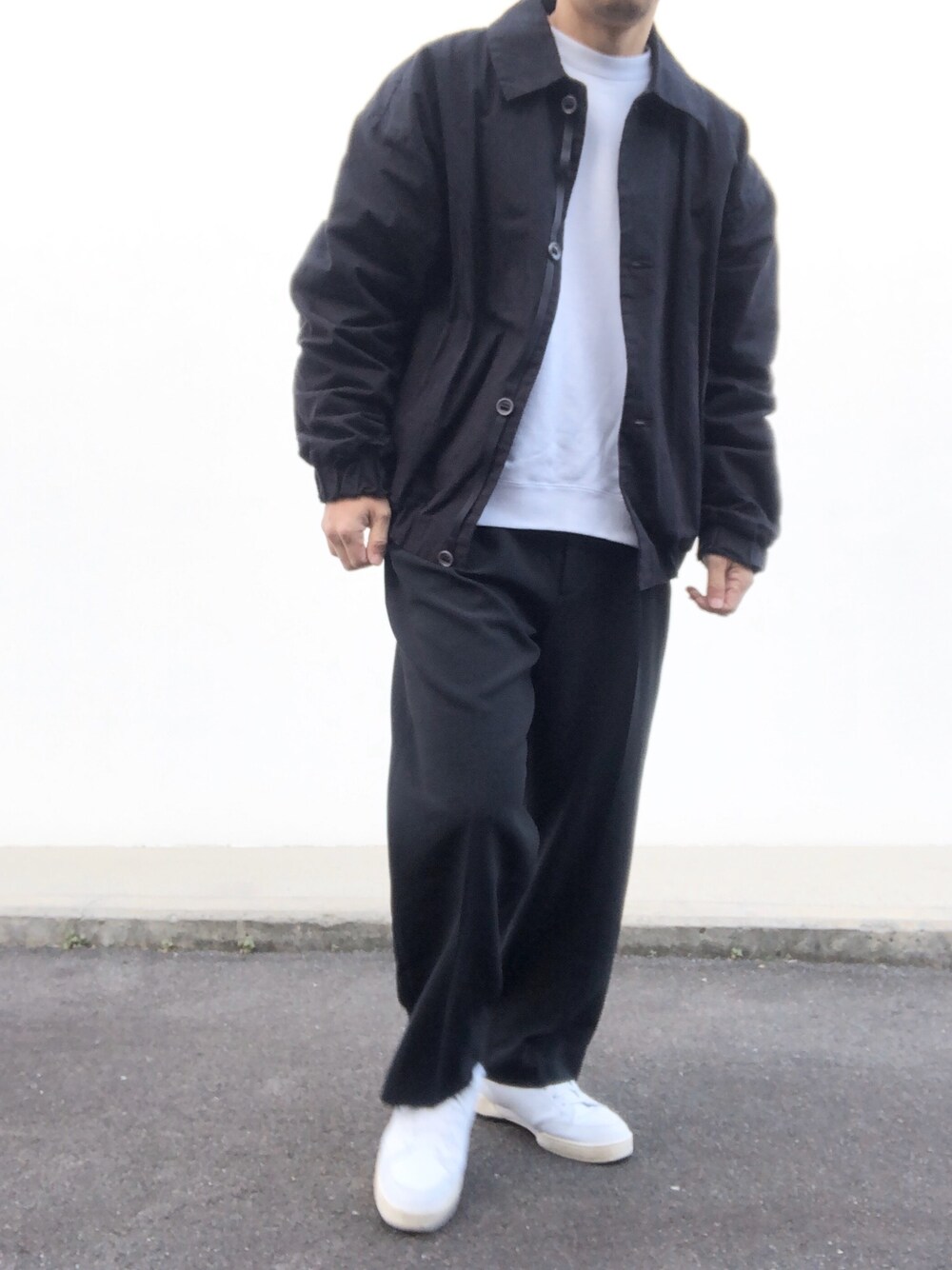「MAN-TLE、mantle、graphpaper、loopwheeler、kiit、冬アウター着回しチャレンジ、スウェット、トレーナー、ブルゾン、ブラックコーデ」｜「LOOPWHEELERのアイテム（スウェット、ホワイト系）」を使った、hellocoordinateさん（メンズ・170cm）の冬コーディネートの1枚目の写真