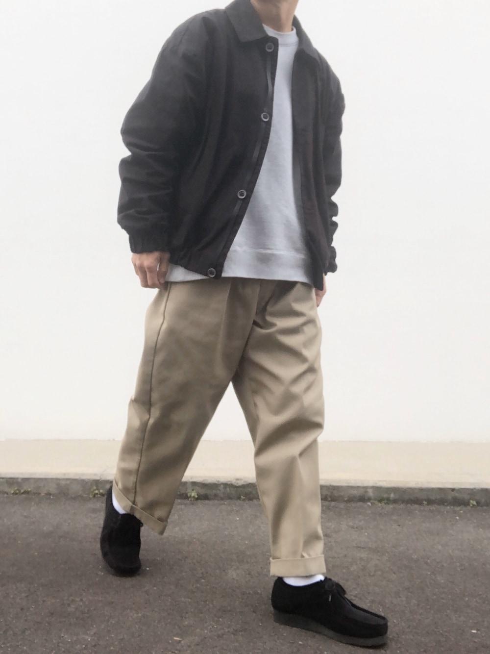 「冬アウター着回しチャレンジ、MAN-TLE、mantle、AUGUSTE PRESENTATION、スウェット、トレーナー、neonsign、Dickies、clarks、チノパン」｜「AUGUSTE PRESENTATIONのアイテム（スウェット、グレー系）」を使った、hellocoordinateさん（メンズ・170cm）の冬コーディネートの1枚目の写真