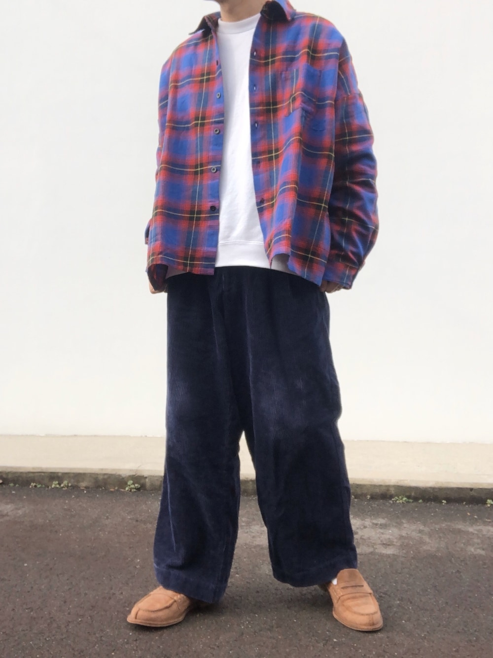 「graphpaper、unrelaxing、FREAK’Ｓ STORE、Hender Scheme、エンダースキーマ、ローファー、コーデュロイパンツ、チェックシャツ、オーバーサイズシャツ、ビックシャツ」｜「Graphpaperのアイテム（スウェット、ホワイト系）」を使った、hellocoordinateさん（メンズ・170cm）の冬コーディネートの1枚目の写真