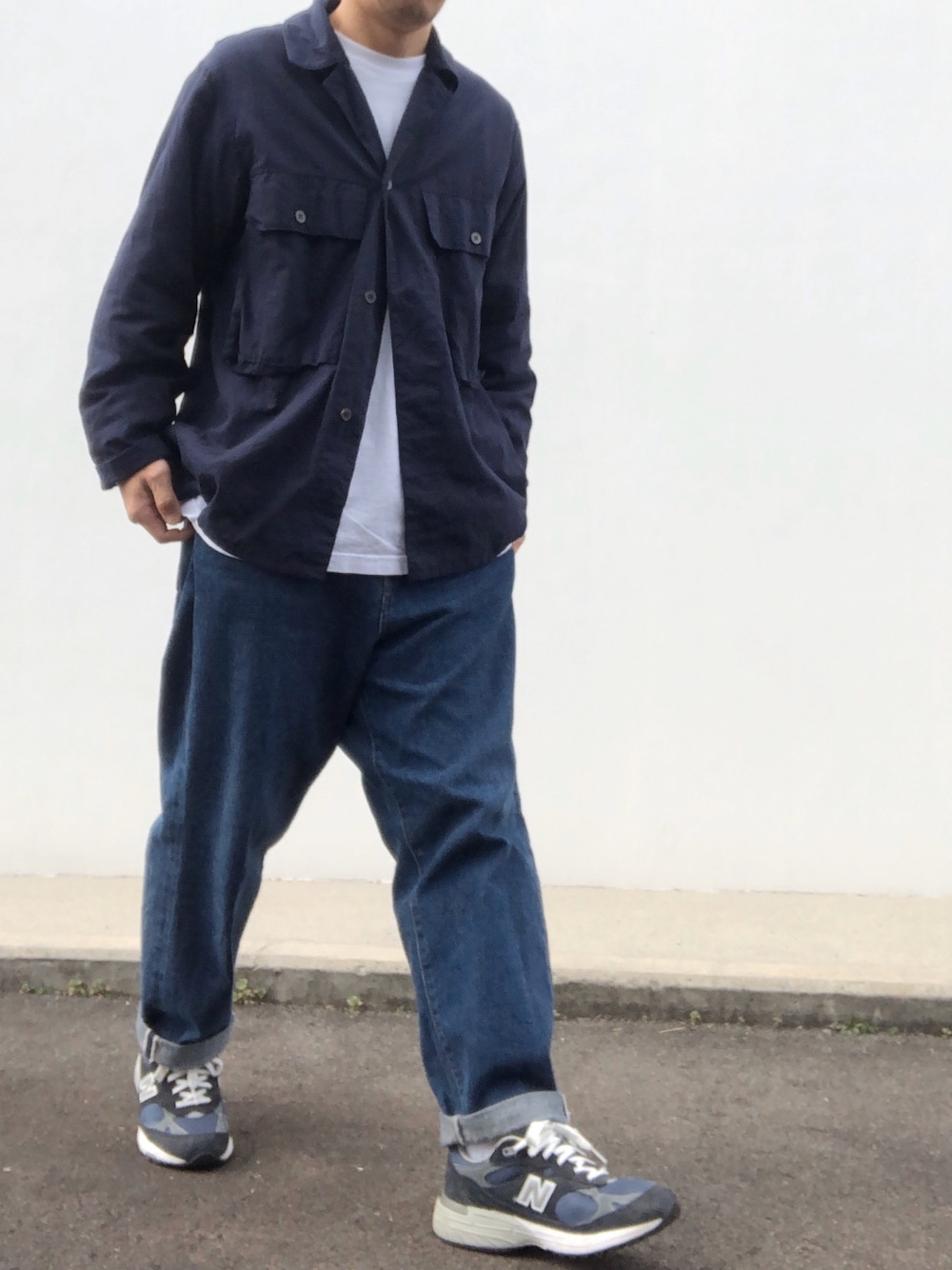 「COMOLI、シャツスタイル、CPOジャケット、CPOシャツ、ネイビーコーデ、ワイドデニム、bukht、New Balance、MR993NV、大人カジュアル」｜「MYneのアイテム（Tシャツ/カットソー、ホワイト系）」を使った、hellocoordinateさん（メンズ・170cm）の冬コーディネートの1枚目の写真