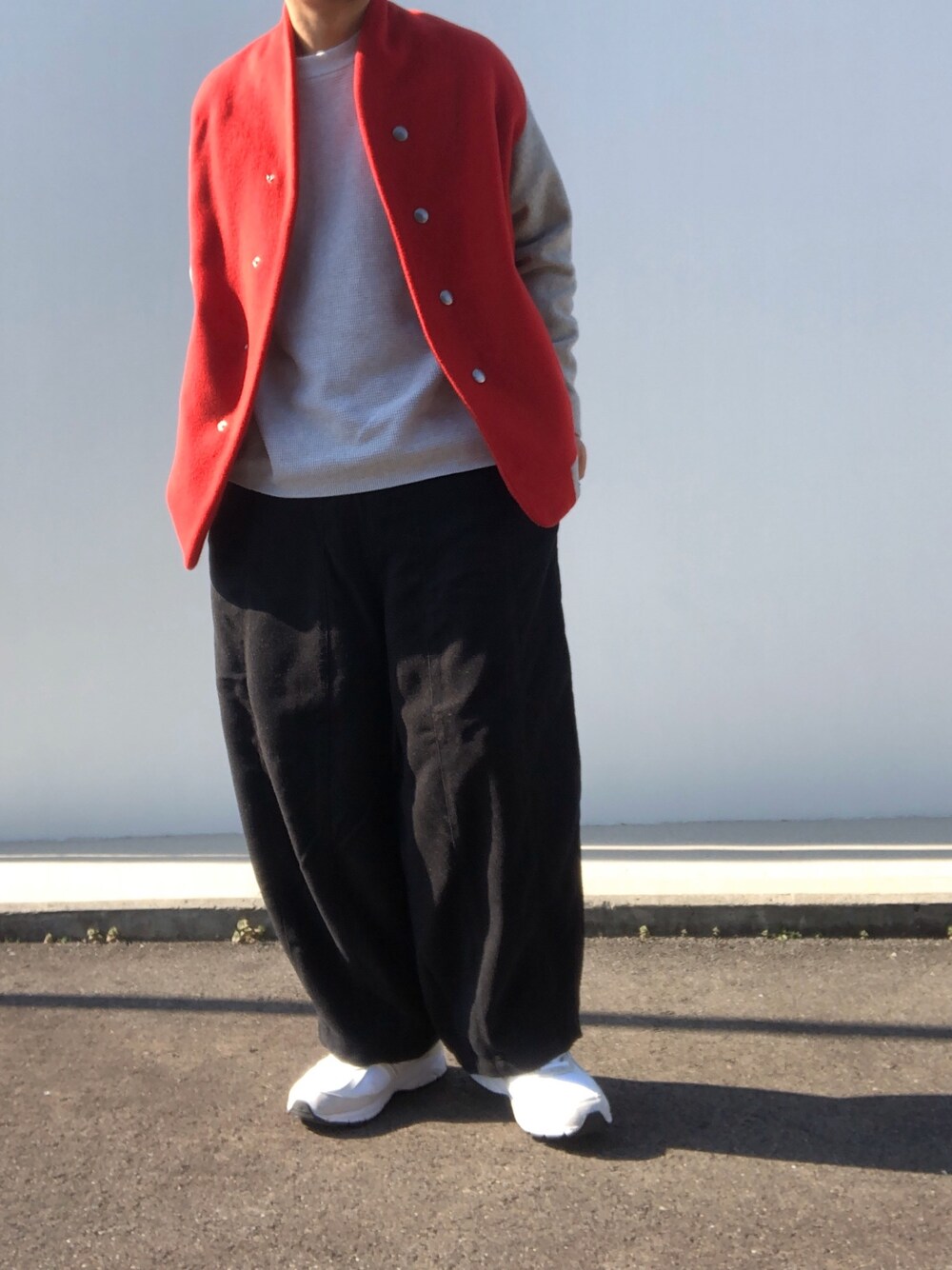 ホワイト系のスニーカー、ホワイト系のスニーカー、ブラック系のその他パンツを着用したメンズの冬コーディネートの1枚目の写真