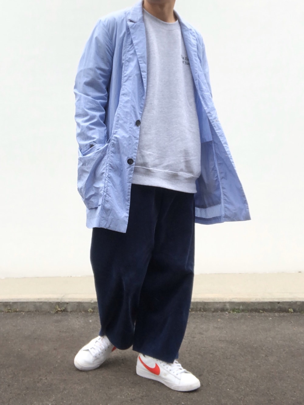 グレー系のスウェット、ブルー系のジャケット/アウター、ブルー系のパンツを着用したメンズの冬コーディネートの1枚目の写真