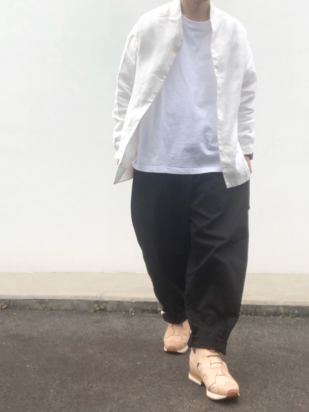 「theSakaki、the sakaki、居間着、ノーカラーシャツ、wtaps、johnbull、ワイドパンツ、モノトーンコーデ、Hender Scheme、pumpfury」｜「WTAPSのアイテム（Tシャツ/カットソー、ホワイト系）」を使った、hellocoordinateさん（メンズ・170cm）の冬コーディネートの1枚目の写真