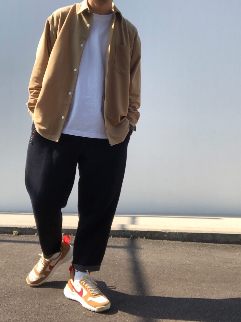 ホワイト系のTシャツ/カットソー、ベージュ系のシャツ/ブラウス、ブルー系のパンツを着用したメンズの冬コーディネートの1枚目の写真